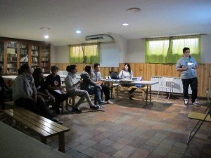 un chico da un taller en el II Encuentro de Ciber