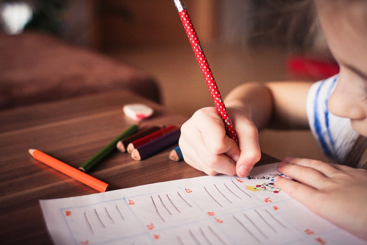Niña escribiendo.